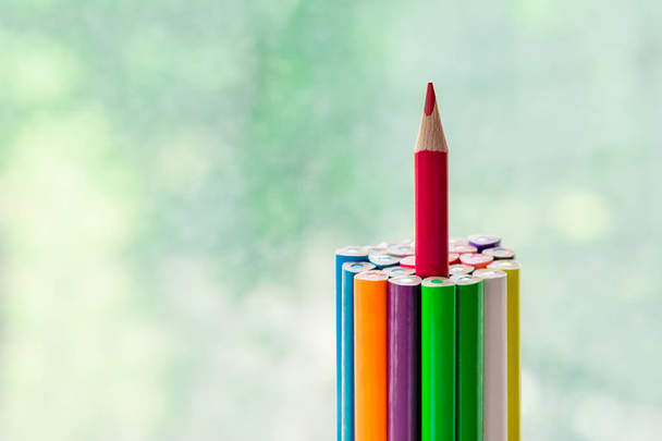 sobresaliente lápiz de color de pie más alto que otros. concepto de éxito y logro
 - Foto, Imagen