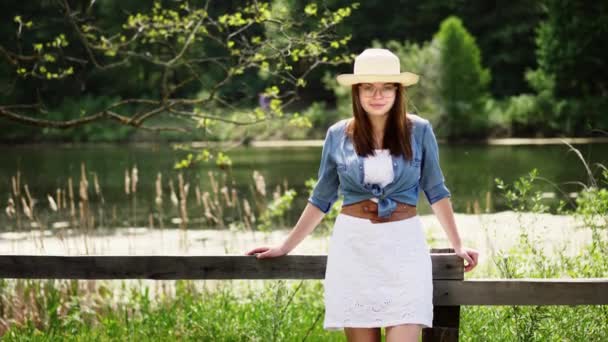 Mladý americký cowgirl žena portrét venku - Záběry, video