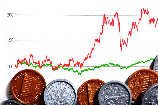 Экономический график бизнеса с монетой на белом фоне
 - Фото, изображение