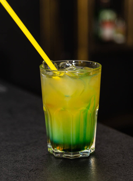 Cocktail colorido no bar na boate
 - Foto, Imagem