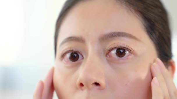 beautiful asian model applying cream treatment massage on her face on bedroom background. - Metraje, vídeo
