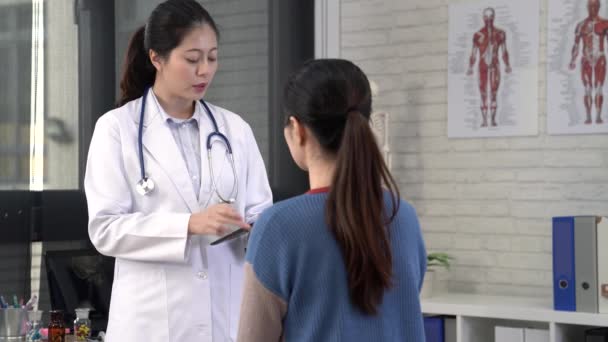 Asijské doktor stojící před pacientem. se chystají podstoupit vyšetření. - Záběry, video