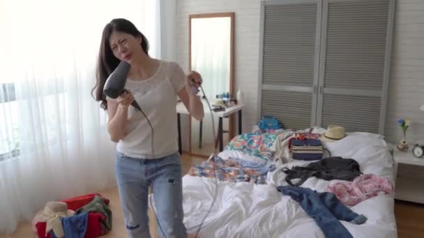 Asian young lady image herself a superstar and sing and dance in her bedroom. She is full of drama cell. Hairdryer is his microphone. - Filmagem, Vídeo