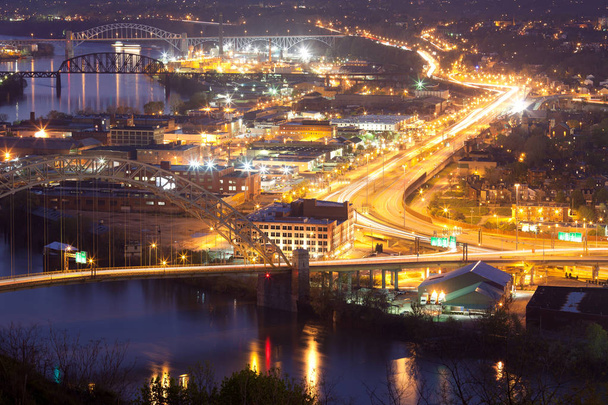 Entrepôts sur le quartier Chateau et ponts au-dessus de la rivière Ohio, Pittsburgh, Pennsylvanie, États-Unis
 - Photo, image