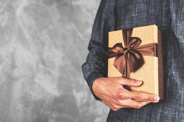 Man holding a present box - Foto, Imagen