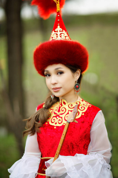 民族衣装でカザフ美人 - 写真・画像