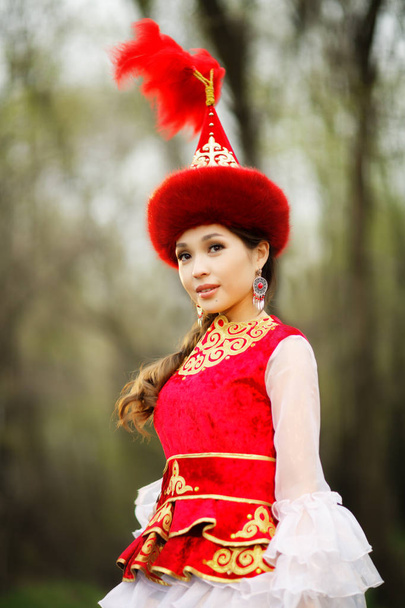 民族衣装でカザフ美人 - 写真・画像