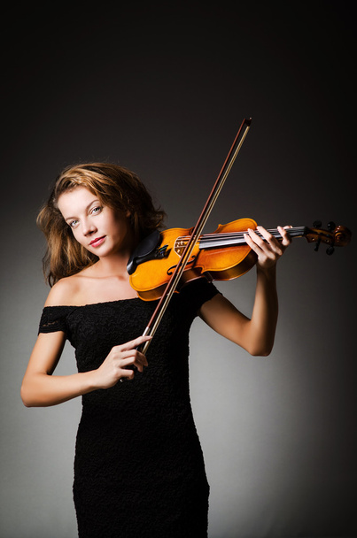 Γυναίκα performer με βιολί στο στούντιο - Φωτογραφία, εικόνα