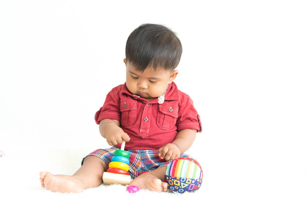Милий азіатський маленький хлопчик грає в іграшку
 - Фото, зображення
