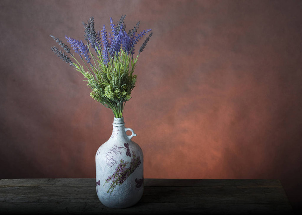 Kytice v ručně malovaná váza - Fotografie, Obrázek