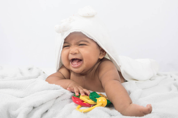 Lindo bebé acostado en una manta suave
  - Foto, Imagen