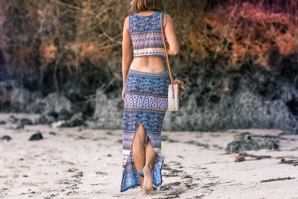 Frau mit modischer stylischer Rattantasche draußen. tropische Insel Bali, Indonesien. Rattan und Seide. - Foto, Bild