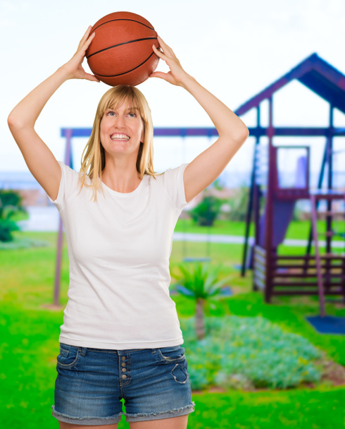 バスケット ボールを保持している幸せな女 - 写真・画像
