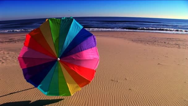 Farbenfrohe Urlaubsziele am Strand. - Filmmaterial, Video
