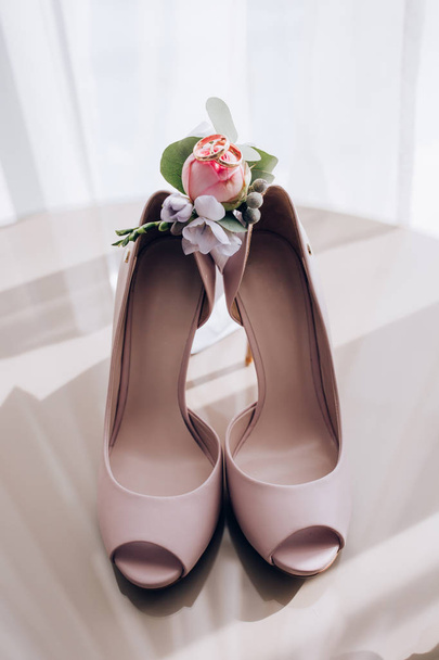 Accessories of the bride. bride shoes. - Foto, afbeelding