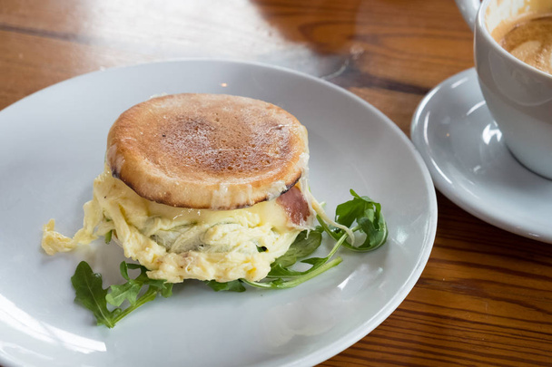 Sanduíche de pequeno-almoço artesanal
 - Foto, Imagem