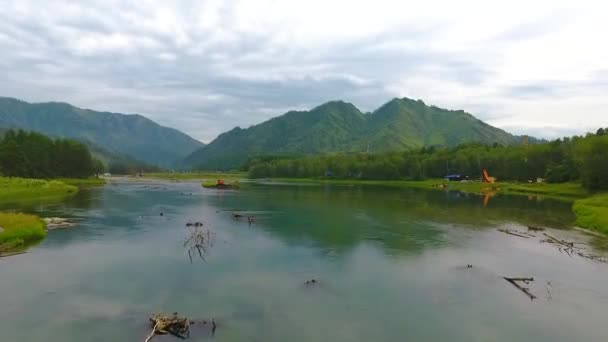 Вид з Chemal ГЕС, розташований на річці Chemal в Республіці Алтай, Росія - Кадри, відео