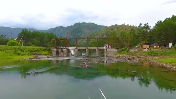 Letecký pohled na Chemal Hydroelektrárna ležící na řece Chemal v republice Altaj, Rusko - Záběry, video