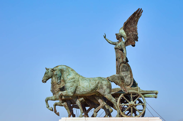 Estatua monumental de metal antiguo
 - Foto, imagen