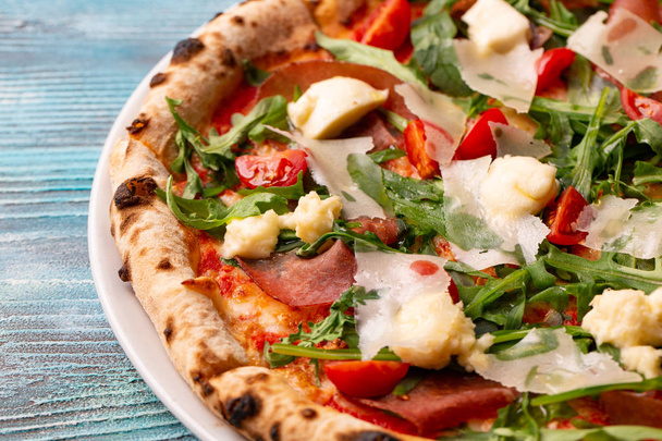 Pizza mit Mozzarella, Schinken und Kirschtomaten - Foto, Bild