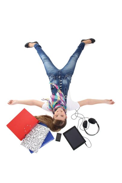 εφηβικό κορίτσι που βρίσκεται με το pc ταμπλετών, τηλέφωνο και τα ακουστικά πέρα από whi - Φωτογραφία, εικόνα