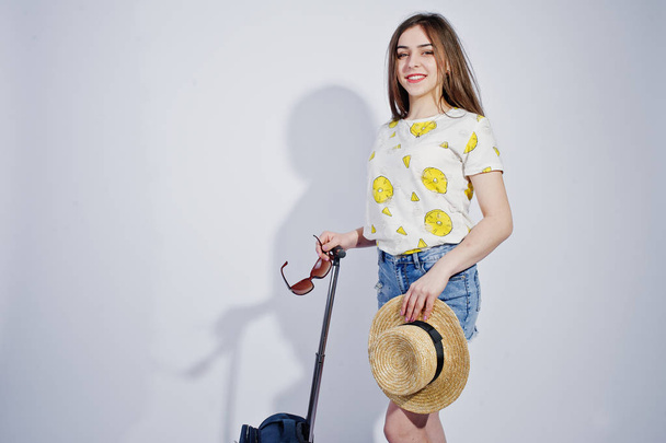 Turistické dívka s taškou, nosí v košili, šortky a čepice s glasse - Fotografie, Obrázek