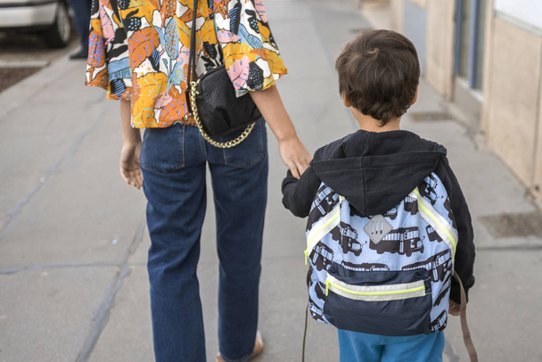 Madre e hijo van a la escuela
 - Foto, Imagen