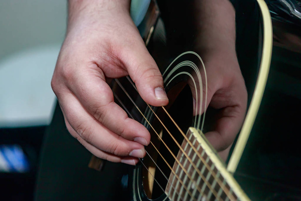 Struny do pobierania odcisków palców gitary - Zdjęcie, obraz