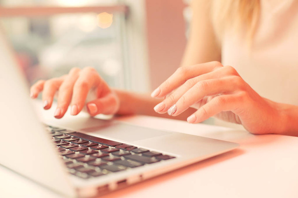 egy fiatal lány, női kezek nyomtat egy laptop, egy kávézó, üzletasszony,  - Fotó, kép