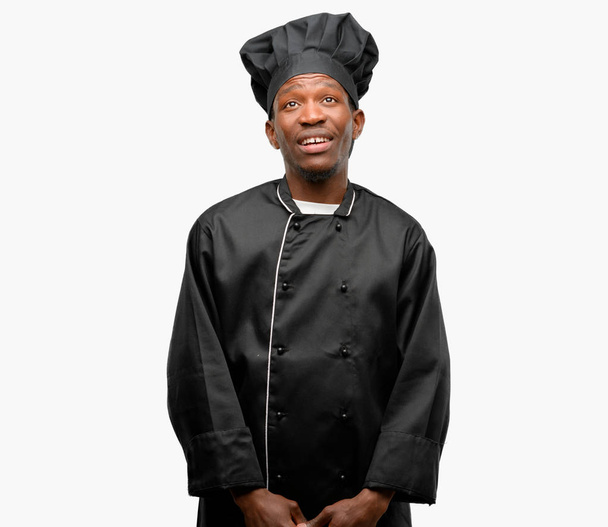 Молодий чорний кухар у капелюсі шеф-кухаря мислення та пошук вираження сумнівів та дива
 - Фото, зображення