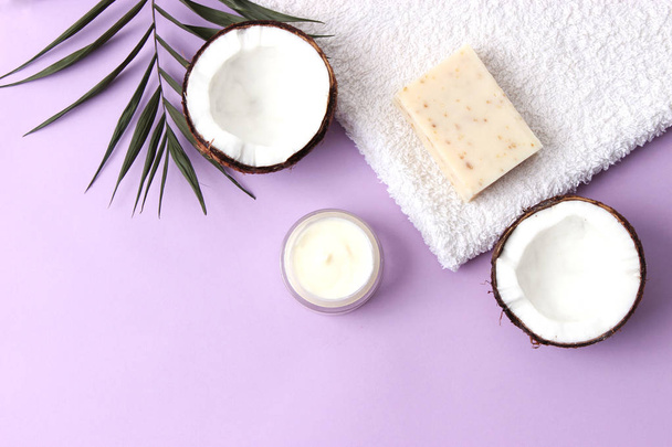 ココナッツからの化粧品の天然スキンケア製品。ココナッツ、クリーム色の背景に。ミニマリズム、上部。flatlay  - 写真・画像