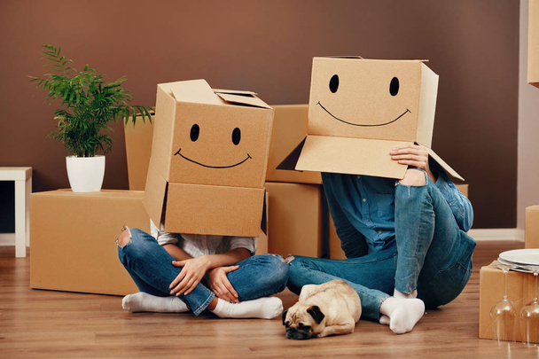 Funny Couple With Boxes On Heads - Foto, Bild