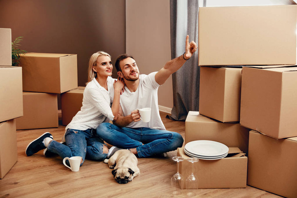 Giovane coppia pianificazione trasferirsi in nuovo appartamento
 - Foto, immagini