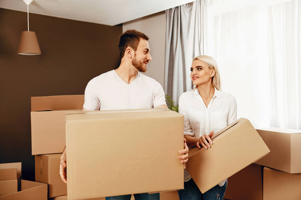 Moving House. Man And Woman Holding Boxes - Valokuva, kuva