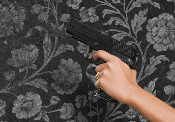 Χέρι της γυναίκας με ένα πυροβόλο όπλο - Φωτογραφία, εικόνα
