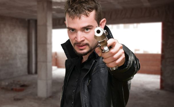 Portrait d'un homme tenant un pistolet
 - Photo, image