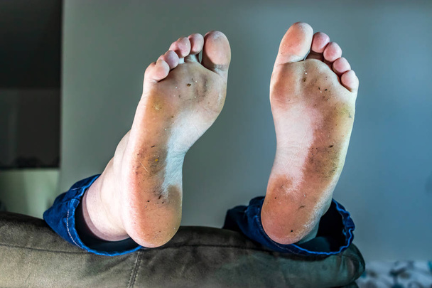 вертикальні ноги брудна підошва на дивані
 - Фото, зображення