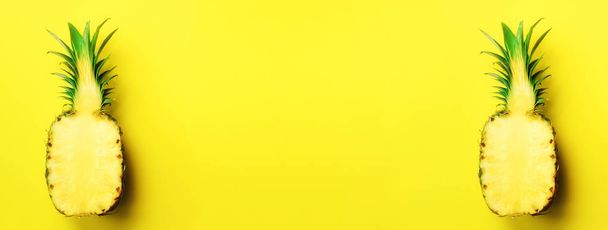 Φρέσκο μισό φέτες ανανά σε κίτρινο φόντο. Το Top View. Αντιγράψτε το χώρο. Φωτεινό ανανάδες μοτίβο για minimal ύφος. Pop art design, δημιουργική ιδέα. Πανό - Φωτογραφία, εικόνα