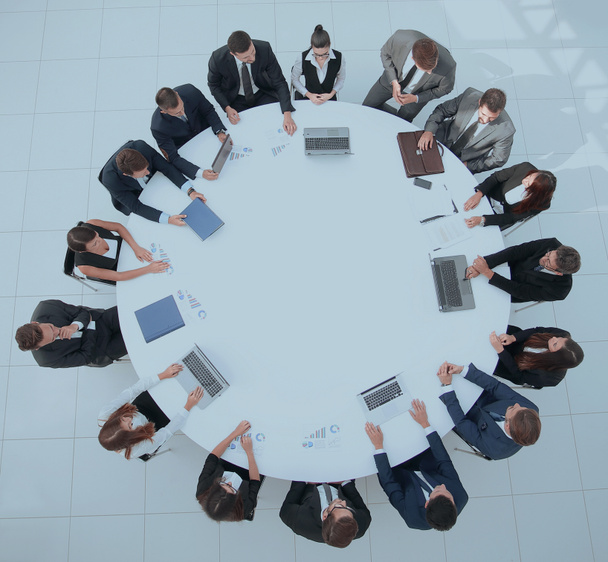 view from the top.meeting of shareholders of the company at the round - table. - Zdjęcie, obraz