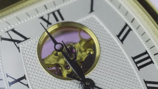 Reloj mecánico de pulsera de oro timelapse contando minutos a la medianoche macro disparo
 - Imágenes, Vídeo