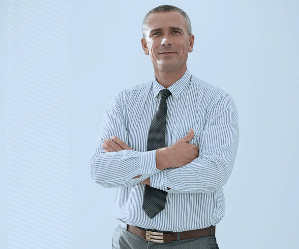 Портрет крупным планом уверенного бизнесмена в рубашке и галстуке
 - Фото, изображение