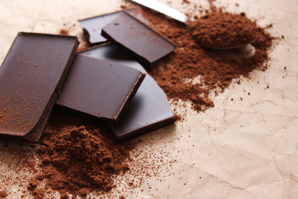 шматочки шоколаду та какао. чорний шоколад
. - Фото, зображення
