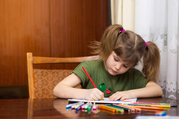 Ładna mała dziewczynka dziecko rysunek przez wielo kolorowe kredki. koncepcja dzieci hobby lub dzieciństwa, styl życia szczęśliwy - Zdjęcie, obraz