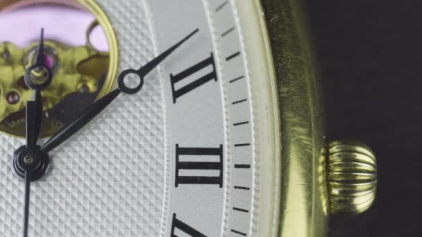 Relógio mecânico de pulso de ouro timelapse contando minutos
 - Filmagem, Vídeo