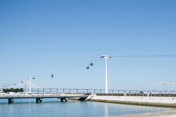 funicular o teleférico y transporte público a través del golfo o río o canal en Lisboa en Portugal
. - Foto, Imagen