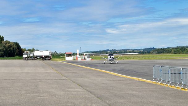 Un avión ligero esperando en una pista de aterrizaje del aeropuerto
. - Foto, imagen