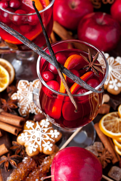 Mulled wine with slice of orange and spices - Foto, imagen