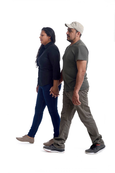 latinamerican couple walking on white - Fotografie, Obrázek