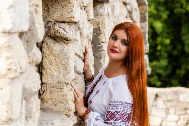 красива дівчина в українські вишиванки і червоною спідницею - Фото, зображення