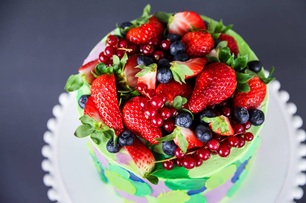 Καλοκαίρι μούρο κέικ με φράουλες και βατόμουρα - Φωτογραφία, εικόνα